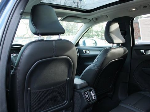 Used 2025 Volvo XC40 B5 Plus image 35