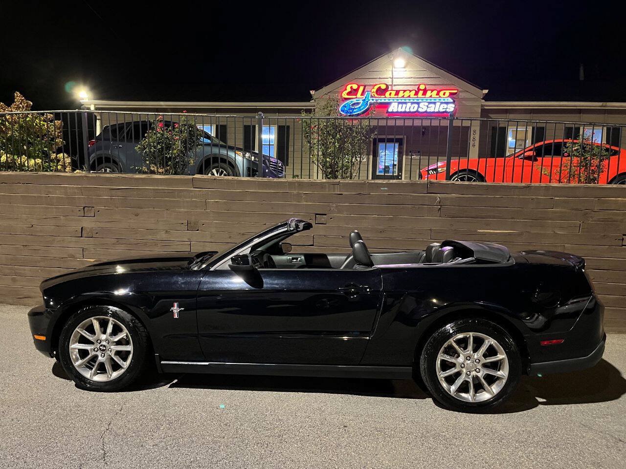 Used 2010 Ford Mustang Convertible RWD image 2