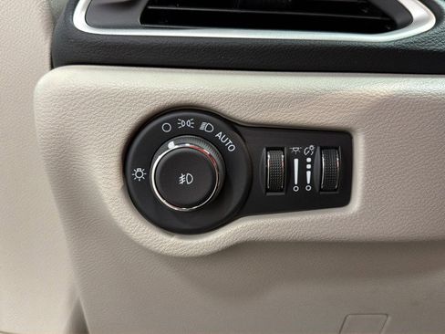 Used 2024 Chrysler Pacifica Touring-L FWD image 20