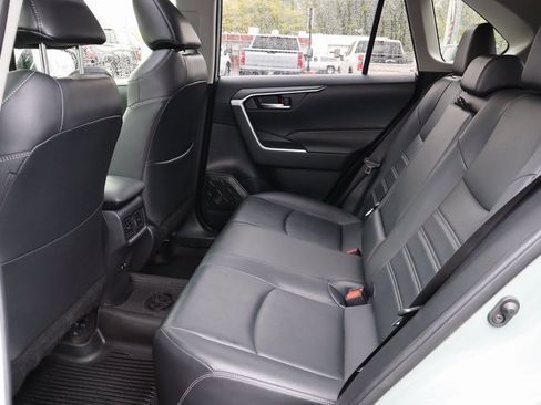 Used 2020 Toyota RAV4 XLE Premium image 21