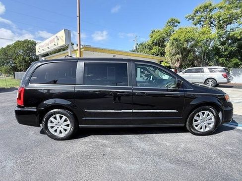Used 2015 Chrysler Town & Country Touring FWD image 4