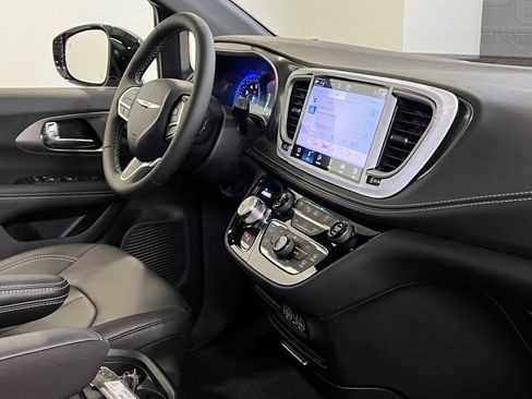 New 2025 Chrysler Pacifica Select image 7