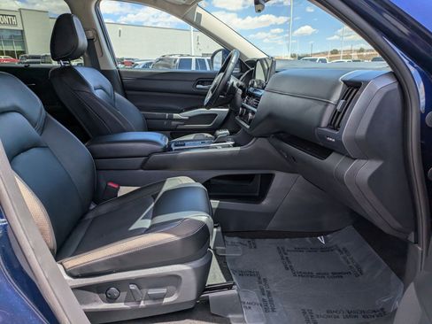 Used 2024 Nissan Pathfinder SL AWD/4WD image 31