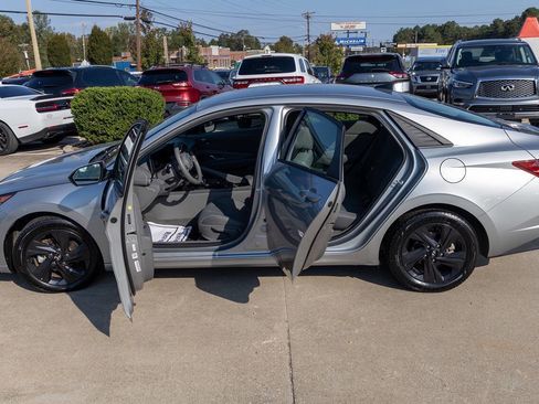 Used 2021 Hyundai Elantra SEL w/ Cargo Package image 7