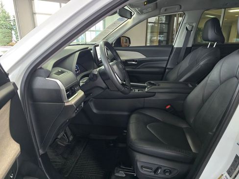 Used 2024 Toyota Grand Highlander Limited image 22