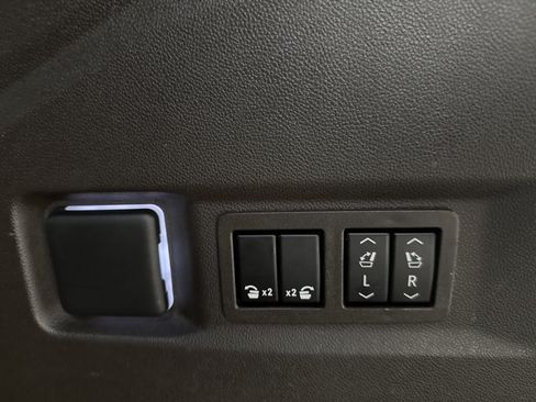 Used 2021 GMC Yukon SLT w/ SLT Premium Package AWD/4WD image 32