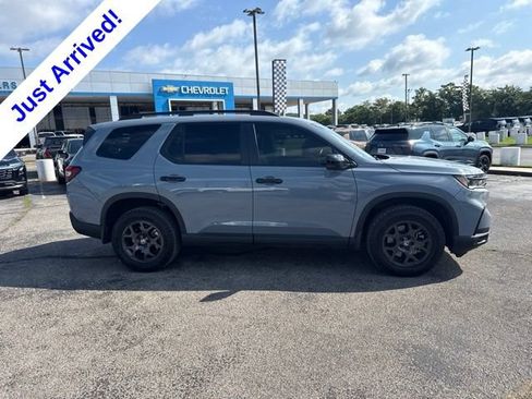 Used 2025 Honda Pilot TrailSport image 2