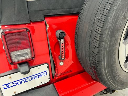 Used 2017 Jeep Wrangler Unlimited Sahara w/ Connectivity Group image 28