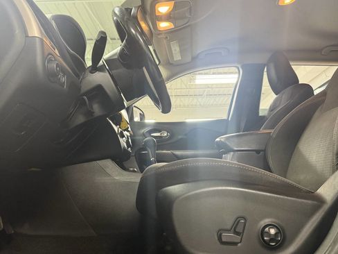 Used 2017 Jeep Cherokee Latitude w/ Safety/Convenience Group image 7