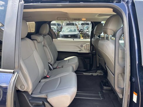 Used 2025 Toyota Sienna XLE FWD image 26