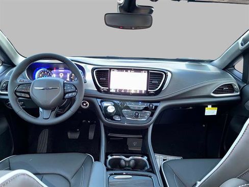 New 2026 Chrysler Pacifica Limited w/ S Appearance Package image 10