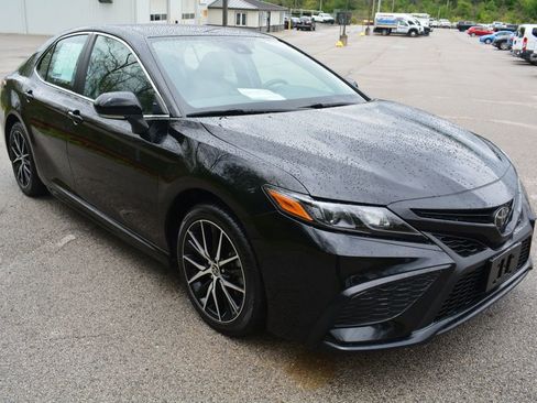 Used 2023 Toyota Camry SE FWD image 4