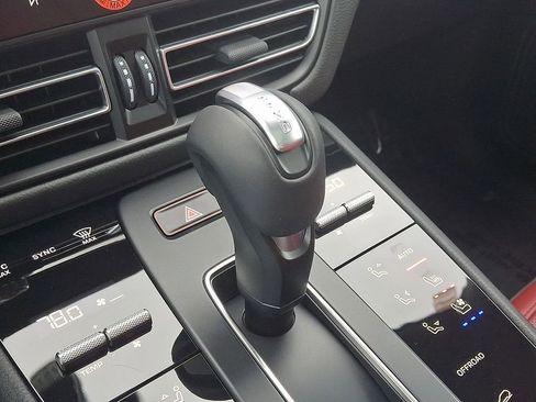 Used 2025 Porsche Macan image 16