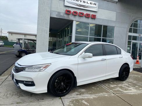 Used 2016 Honda Accord Touring image 2