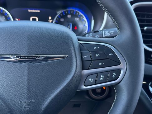 Used 2025 Chrysler Pacifica Select FWD image 20