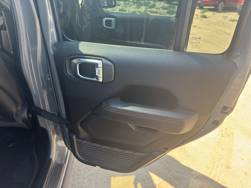 Used 2022 Jeep Gladiator Mojave w/ Cold Weather Group AWD/4WD image 14