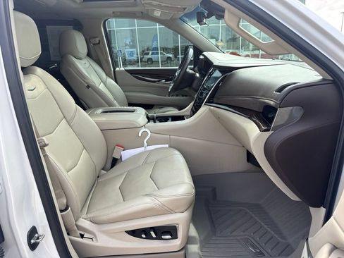 Used 2017 Cadillac Escalade Premium Luxury AWD/4WD image 30