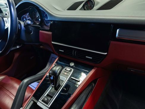 Used 2019 Porsche Cayenne Turbo image 13