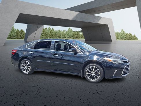 Used 2018 Toyota Avalon XLE Premium image 3