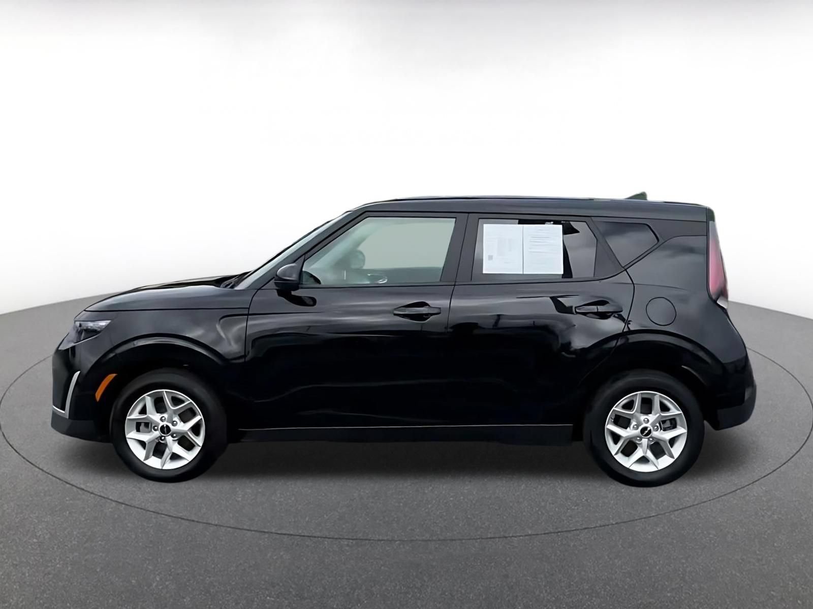 Used 2025 Kia Soul LX w/ LX Technology Package FWD image 8