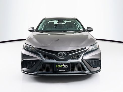 Used 2022 Toyota Camry SE FWD image 2