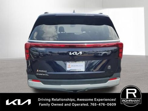 Used 2025 Kia Carnival EX FWD image 5