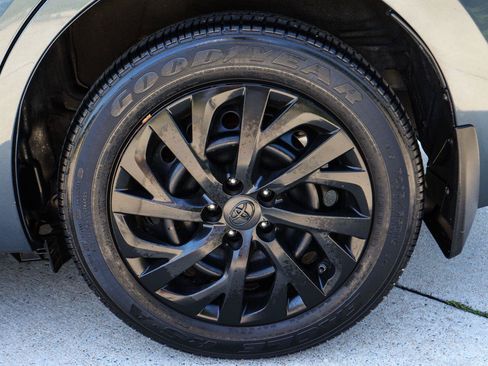 Used 2017 Toyota Corolla LE w/ Carpet Mat Package (TMS) FWD image 21