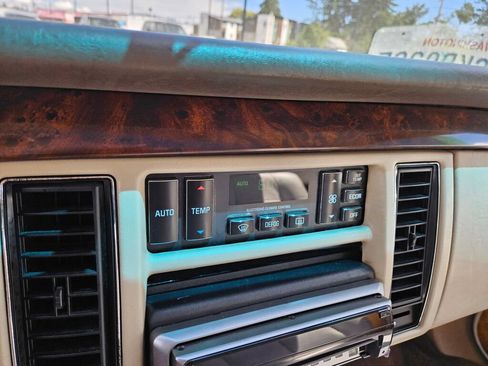 Used 1994 Cadillac Fleetwood Brougham RWD image 20