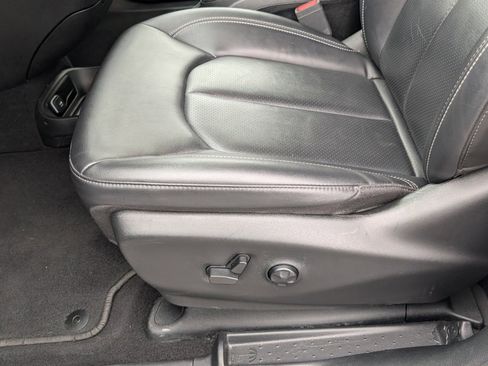 Used 2024 Chrysler Pacifica Select image 13