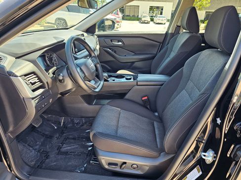 Used 2025 Nissan Rogue SV image 16