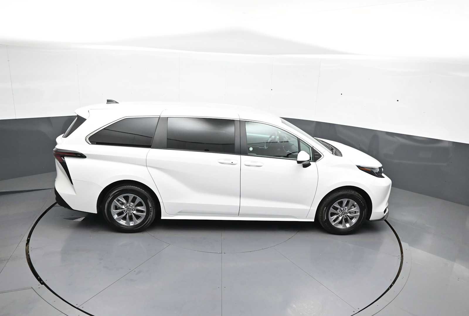 Certified 2025 Toyota Sienna LE FWD image 37