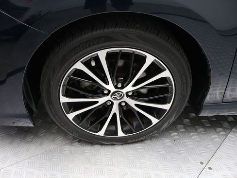 Certified 2019 Toyota Camry SE image 4