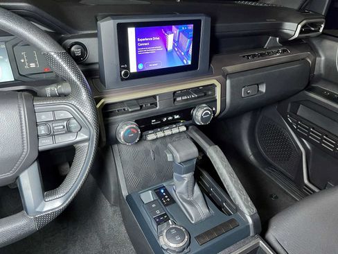 Used 2025 Toyota Tacoma SR5 AWD/4WD image 32