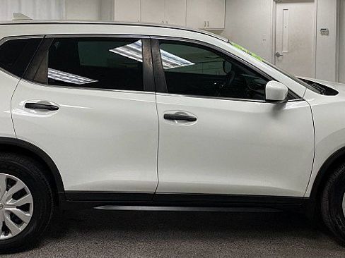 Used 2017 Nissan Rogue S image 4