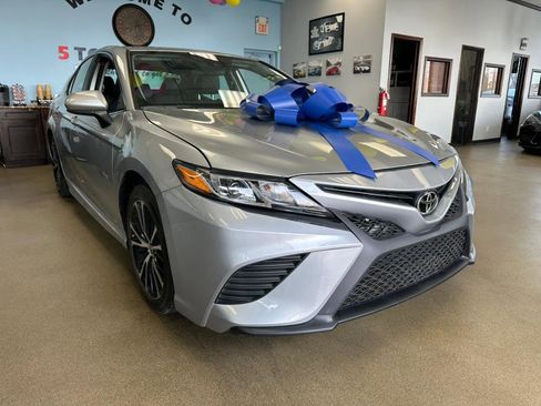Used 2020 Toyota Camry SE image 3