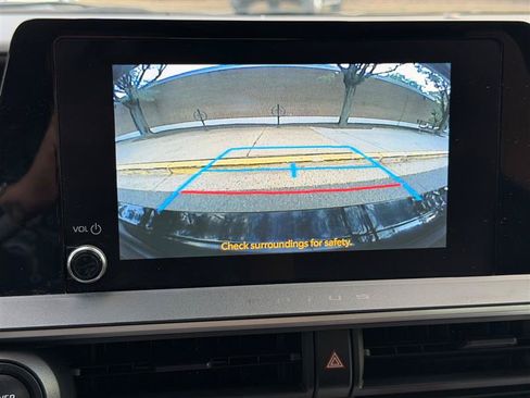 Used 2023 Toyota Prius LE FWD image 35