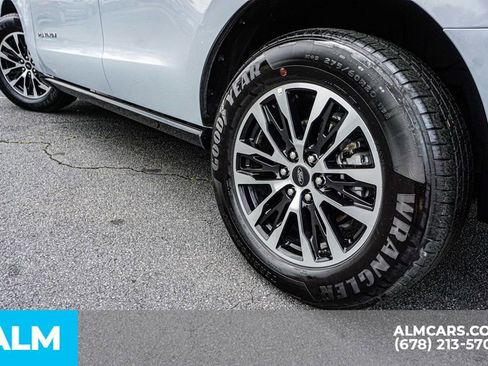 Used 2025 Ford Expedition Platinum AWD/4WD image 16