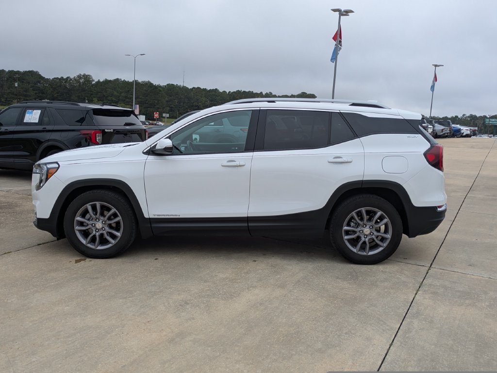 Used 2023 GMC Terrain SLT w/ Infotainment Package II FWD image 2