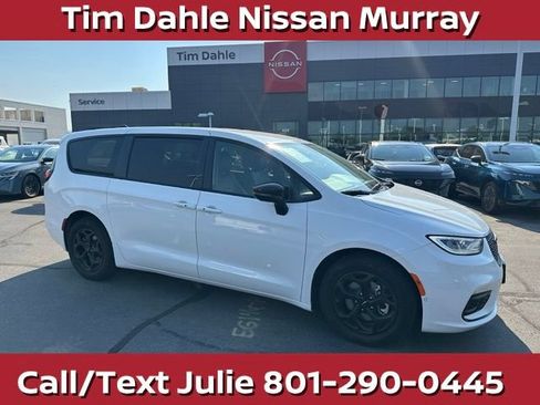 Used 2024 Chrysler Pacifica Limited FWD image 1