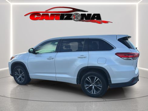 Used 2017 Toyota Highlander LE FWD image 9