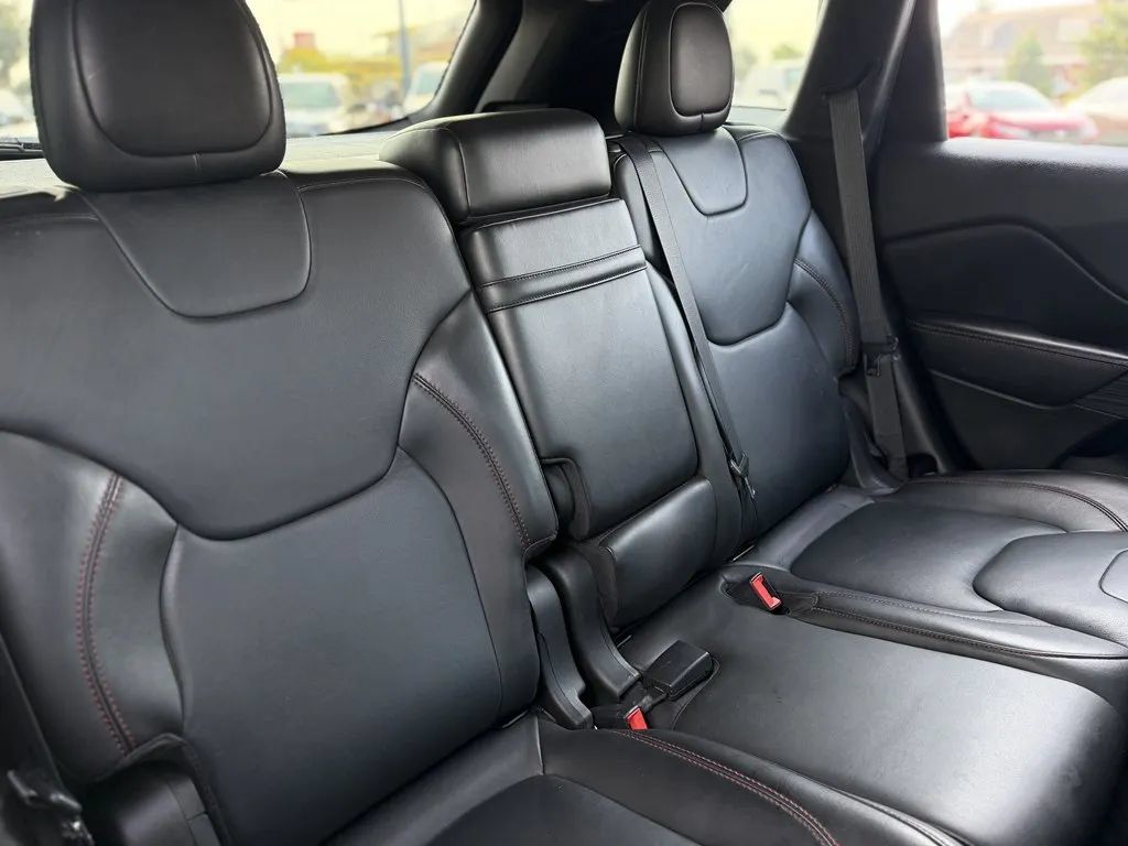 Used 2015 Jeep Cherokee Trailhawk w/ Comfort/Convenience Group AWD/4WD image 18