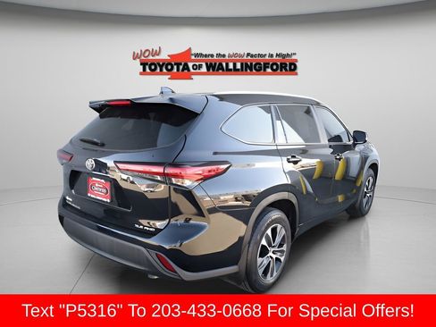 Used 2023 Toyota Highlander XLE AWD/4WD image 12