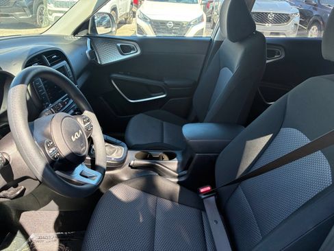 Used 2025 Kia Soul LX w/ LX Technology Package FWD image 18