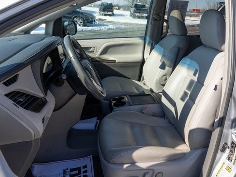 Used 2017 Toyota Sienna XLE Premium image 23