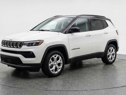 Used 2025 Jeep Compass Latitude AWD/4WD image 3