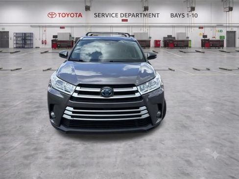 Used 2017 Toyota Highlander XLE w/ Carpet Mat Package AWD/4WD image 4