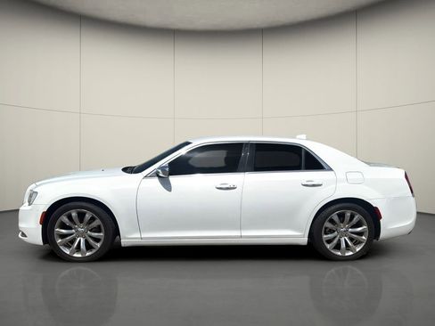 Used 2019 Chrysler 300 Touring w/ Chrome Appearance Package image 4