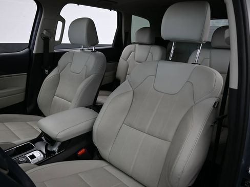 Used 2024 Kia Telluride EX w/ EX Captain's Chair Package image 10