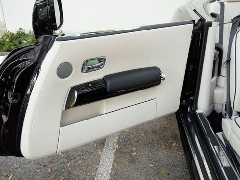 Used 2016 Rolls-Royce Phantom Drophead Coupe image 61