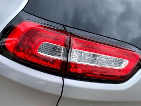 Used 2016 Jeep Cherokee Sport FWD image 28